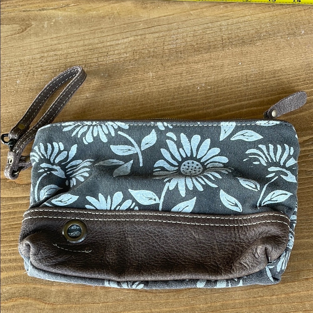 $⬇️ Myra Bag Floral Wristlet with Brown Leather Accent. Used once!